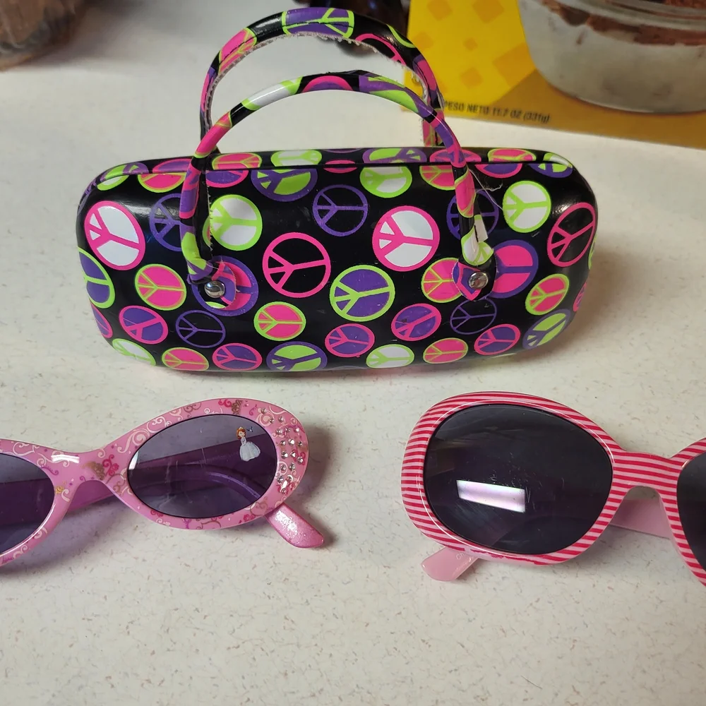 Kids Hard Shell Eyeglass Case. Peace Signs And Sunglasses